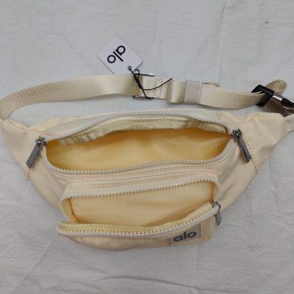 ALO Yoga Explorer Convertible Pack | 3L Nylon Waist Bag - Picture 2 of 6